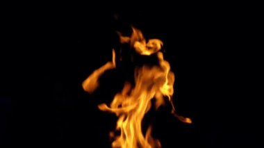 alevler siyah arkaplanda