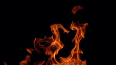 alevler siyah arkaplanda