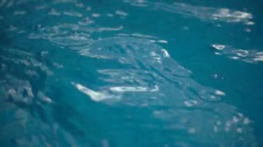 Yüzme havuzunda güneş yansıması olan dalgalı su