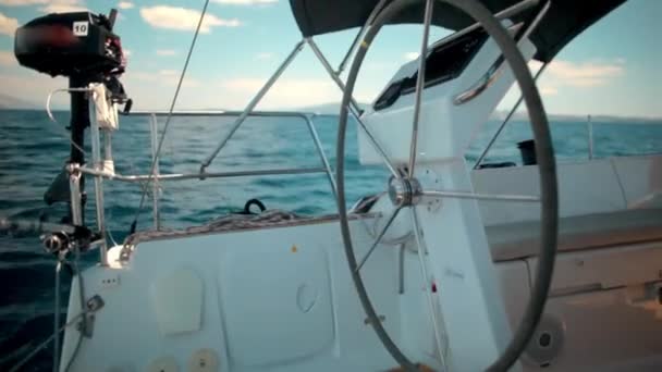 Zeiljacht stuurwiel zeilboot — Stockvideo