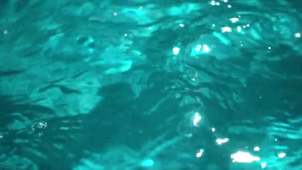 带太阳反射的游泳池波纹松石水 — 图库视频影像