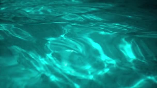 Zvlnění tyrkysová voda v bazénu se sluneční odraz — Stock video