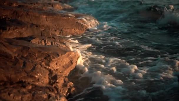 Detail skály moře a vlny ve večerních hodinách — Stock video
