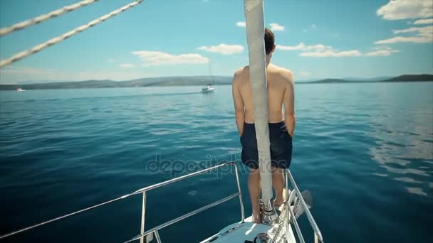 Giovane marinaio rilassante sulla barca a vela vacanza yacht — Video Stock