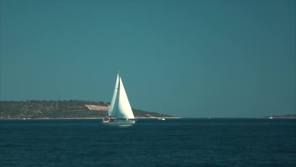 Ιστιοπλοϊκό πολυτελές γιοτ με λευκά πανιά στη θάλασσα — Αρχείο Βίντεο