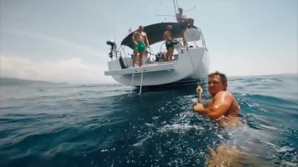 Tourist man swims for yacht. Split with underwater, real shoot. Slow motion — Stock Video