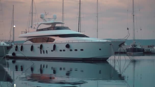 Yacht à la mode au coucher du soleil . — Video