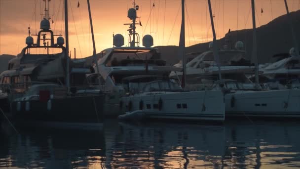 Modische Yachten bei Sonnenuntergang. — Stockvideo