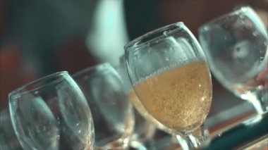 Kadehte şampanya döktü