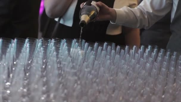 Der Kellner schenkt zur Feier Champagner in ein Glas ein — Stockvideo