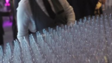 Garson şampanya kutlama bir cam içine dökülen