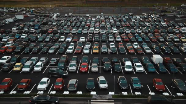 Luftaufnahme einer großen Anzahl von Autos, die in der Nähe eines Einkaufszentrums geparkt wurden — Stockvideo