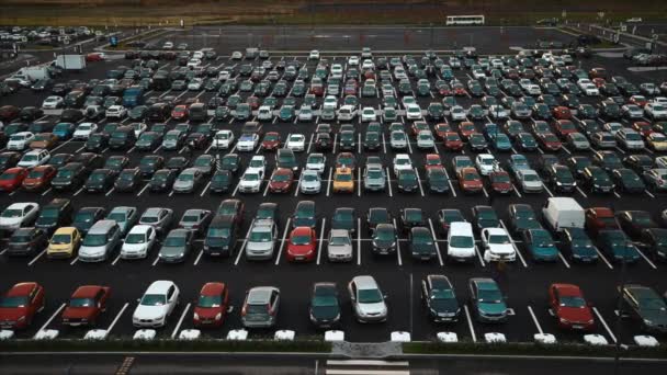 Widok z lotu ptaka z dużą ilość samochody zaparkowane w pobliżu centrum handlowego — Wideo stockowe