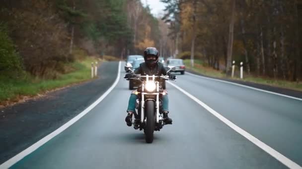 Chica sexy activa montando en la moto, estilo vintage, concepto de aventura feliz — Vídeo de stock