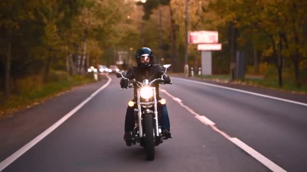 Egy fiatal férfi, lovas egy chopper, egy úton — Stock videók