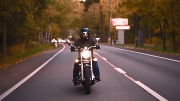 Un jeune homme chevauchant un hélicoptère sur une route — Video