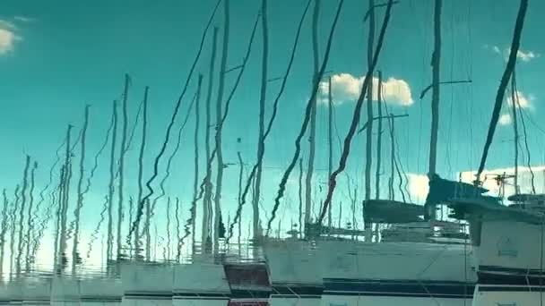 Reflejado en el agua, puerto de yates en la bahía, transporte acuático — Vídeo de stock