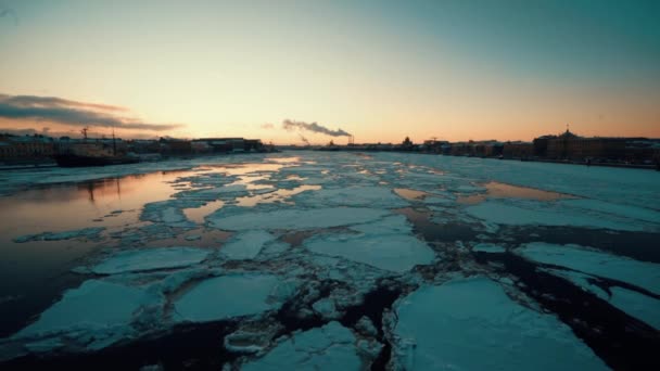 Drijfijs drijvend op de rivier in de winter. — Stockvideo