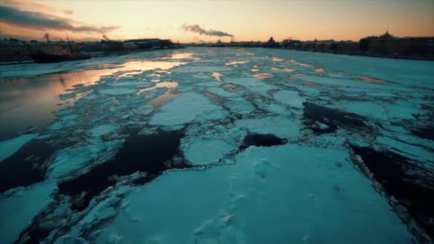 Drivais flyter på floden i vinter. — Stockvideo