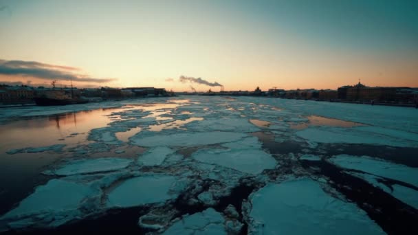 Gelo à deriva flutuando no rio no inverno . — Vídeo de Stock