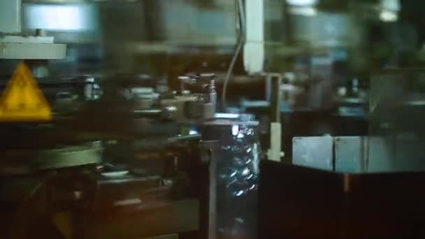 塑料瓶在传送带和水灌装机工业 — 图库视频影像