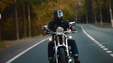 genç bir adam yolda bir helikopter sürme