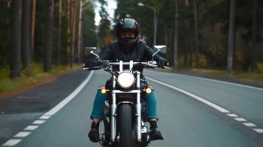 Etkin seksi kız sürme motosiklet, vintage tarzı, mutlu macera kavramı
