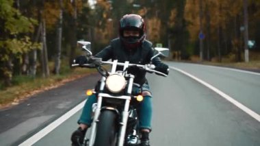 Etkin seksi kız sürme motosiklet, vintage tarzı, mutlu macera kavramı