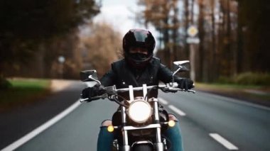 Etkin seksi kız sürme motosiklet, vintage tarzı, mutlu macera kavramı