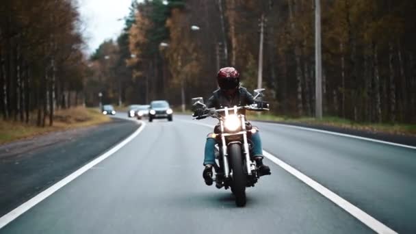 Chica sexy activa montando en la moto, estilo vintage, concepto de aventura feliz — Vídeo de stock