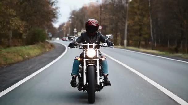 Active sexy dziewczyna jazda na motocykl, Styl vintage, koncepcja szczęśliwy przygoda — Wideo stockowe