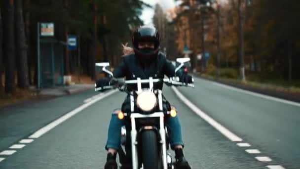 Menina sexy ativa andando na moto, estilo vintage, conceito de aventura feliz — Vídeo de Stock