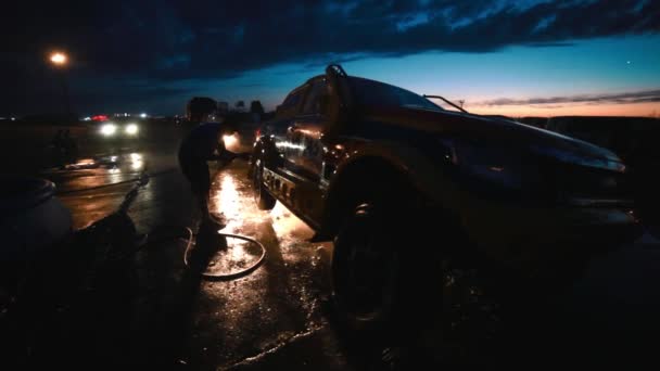 Lavado de coche rally con spray de agua . — Vídeos de Stock