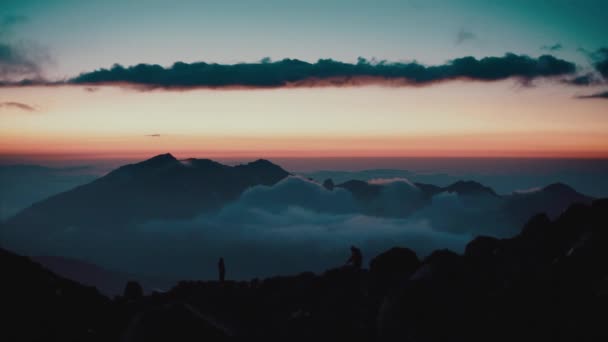 Puesta de sol en las montañas. Paisaje invernal. Elbrus. — Vídeo de stock