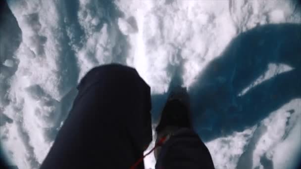 Hombre pies lento caminar a través de la nieve — Vídeo de stock