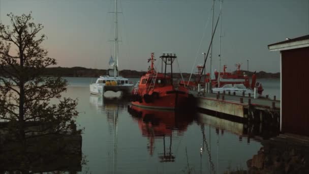 Jachty a červené lodě v přístavu Severní