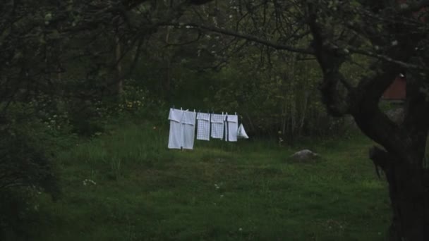 เสื้อผ้าสะอาดสีขาวแขวนอยู่บนเส้นเสื้อผ้า — วีดีโอสต็อก