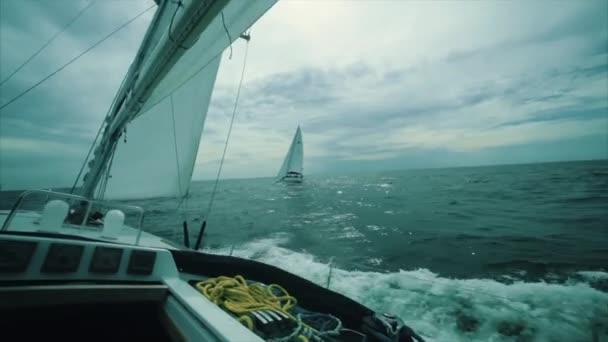 Yacht vitorlás regatta-tengeren — Stock videók