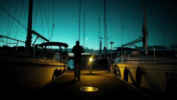 Yachts e barcos no porto velho no mar mediterranean na noite, por do sol, homem vai — Vídeo de Stock