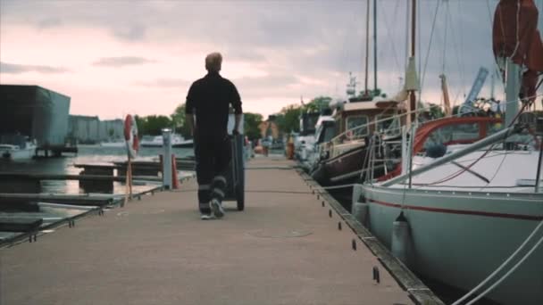 Yates y barcos en el puerto viejo en el mar Mediterráneo, puesta de sol, hombre empuja dolly — Vídeo de stock
