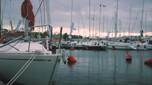 Jachten in de marine in het avondlicht — Stockvideo