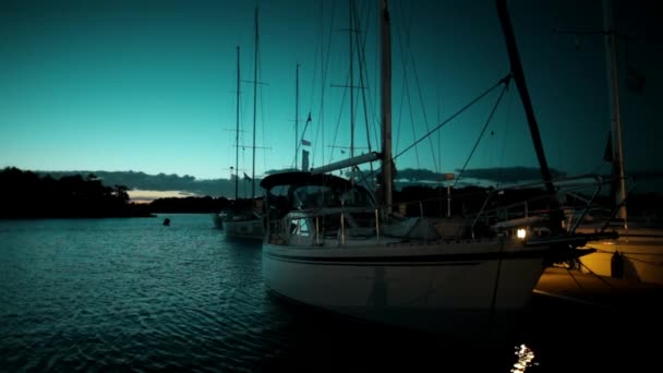 Yachter och båtar i gamla hamnen i Medelhavet på natten, solnedgång — Stockvideo