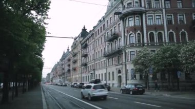 Bir araba cadde boyunca seyahat