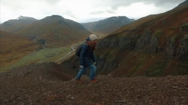 女の子がアイスランドの山を登って — ストック動画