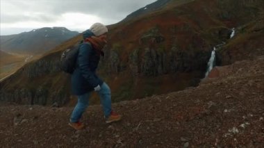 İzlanda'daki dağ tırmanma kız