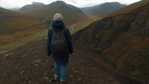 Mädchen den Berg hinunter in Island — Stockvideo