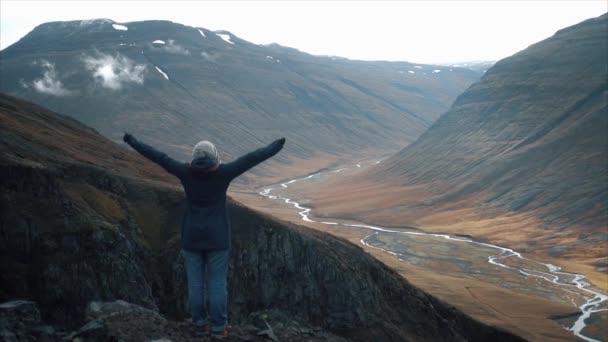 Mutlu uzun yürüyüşe çıkan kimse uzanmış, kollarını ile başarı dağlarda — Stok video