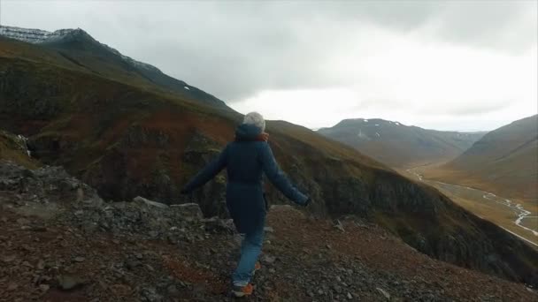 Щасливий пішохід з простягнутими руками, досягнення в горах — стокове відео