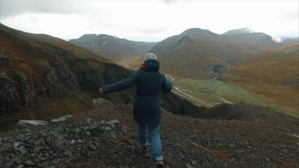 Lykkelig turgåer med utstrakte armer, bragd i fjell – stockvideo