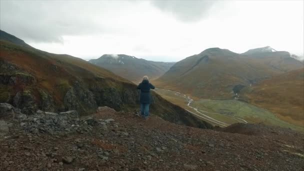 Escursionista felice con le braccia tese, realizzazione in montagna — Video Stock